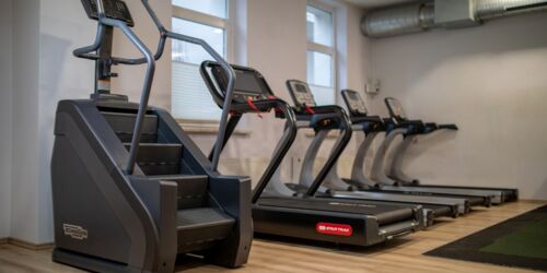 Laufbänder und die Treppe im Cardiobereich von MEDANDSPORTS