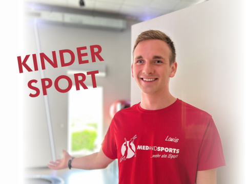 Strahlender Kindersport-Trainer öffnet einladend die Tür zum hellen Kursraum